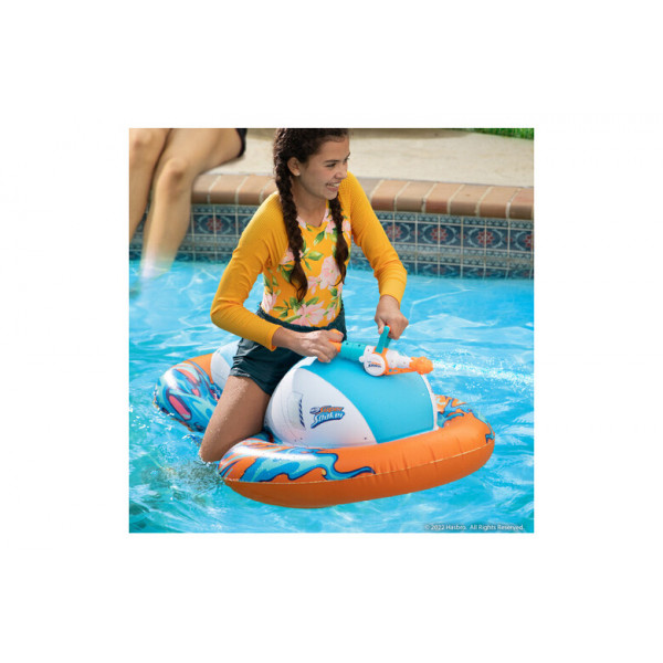 Napihljiv skuter s supersoaker 
